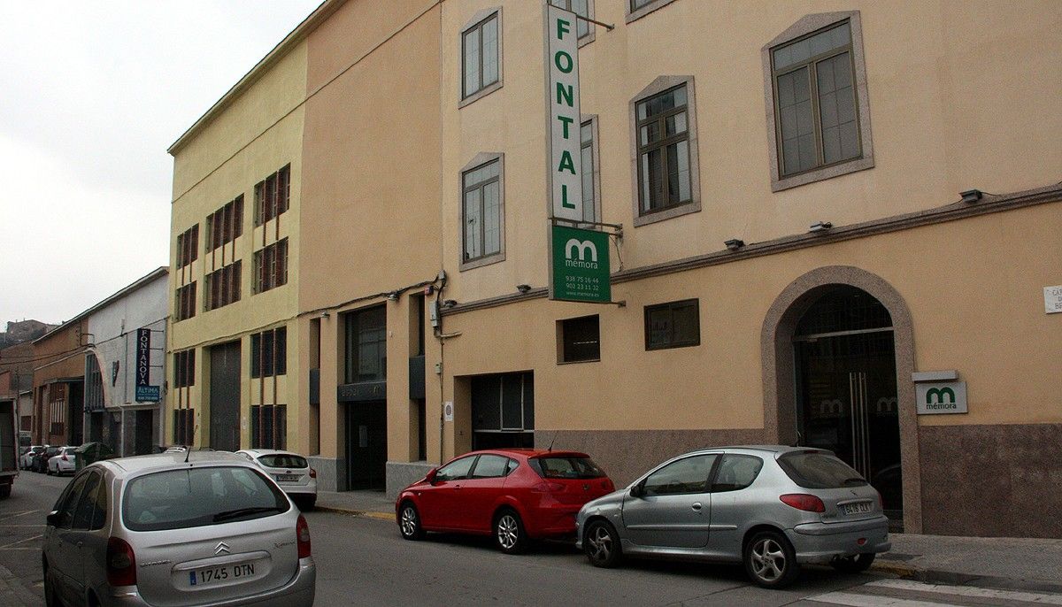 Funerària Fontal, en primer pla, i la Funerària Fontanova, al fons del carrer