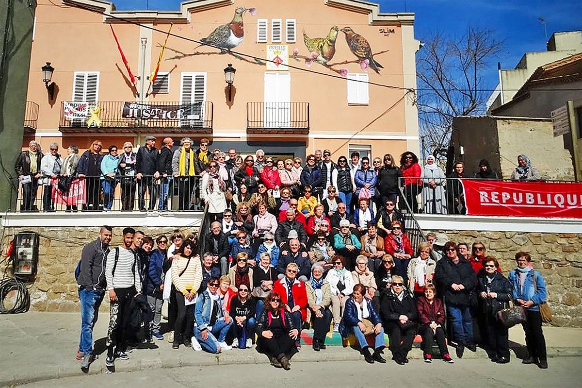 Foto de grup de les persones participants en la visita a Penelles