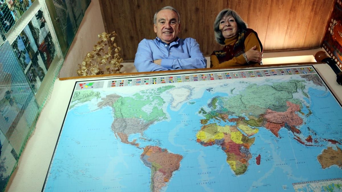 L'Enric Moreno i la Mayte Galindo amb un mapa del món