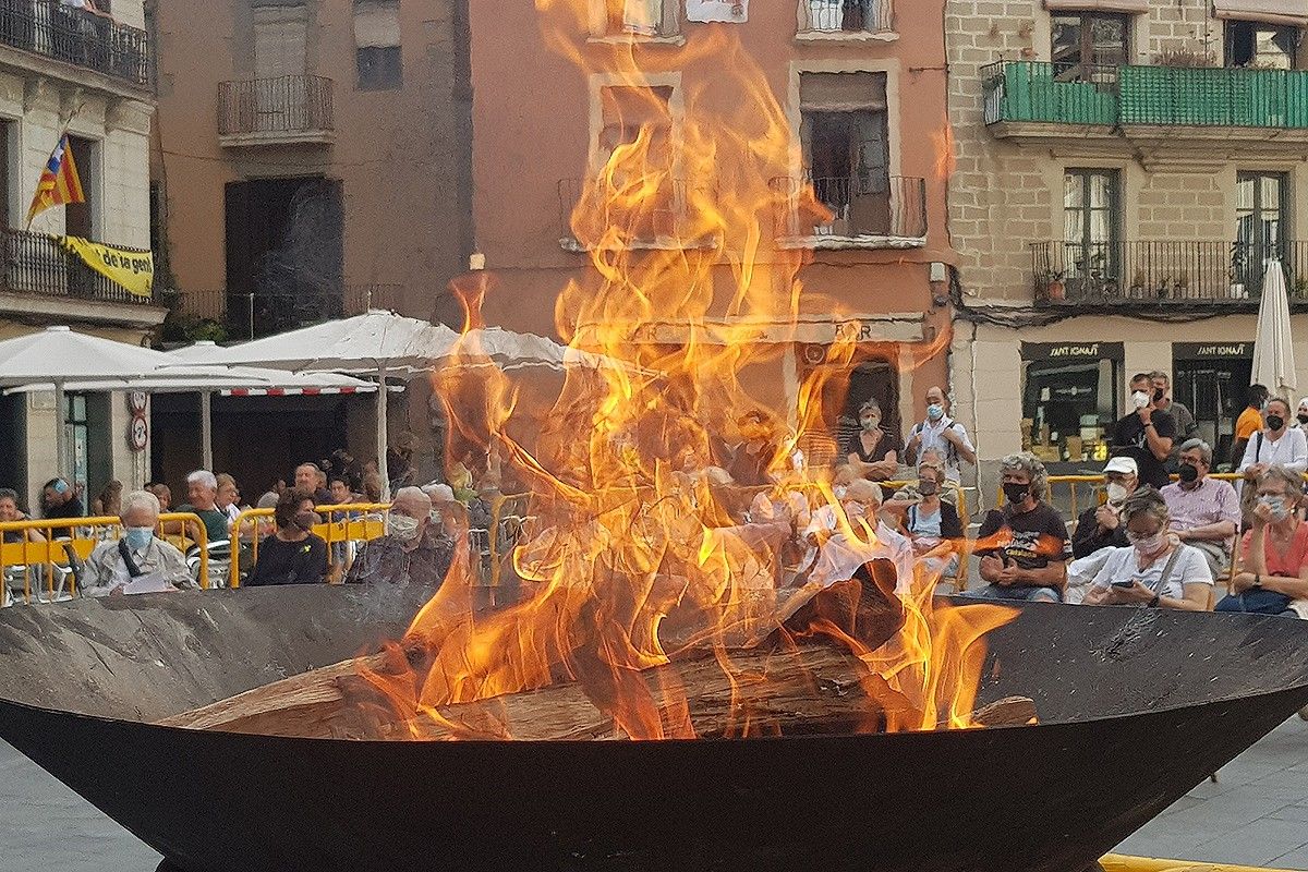 La Flama del Canigó, al peveter habilitat a la plaça Major de Manresa