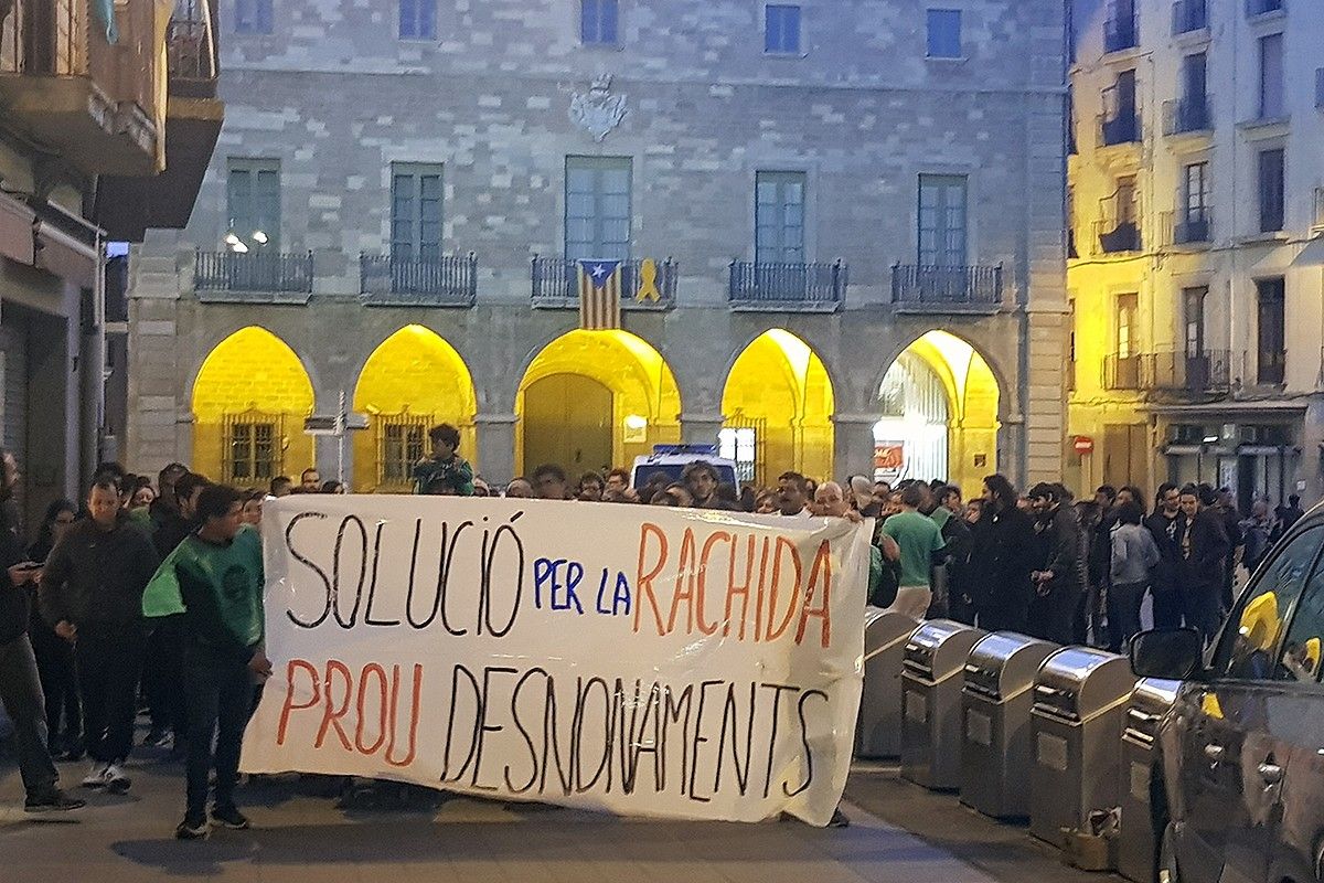 La manifestació contra el desnonament sortint de la Plaça Major