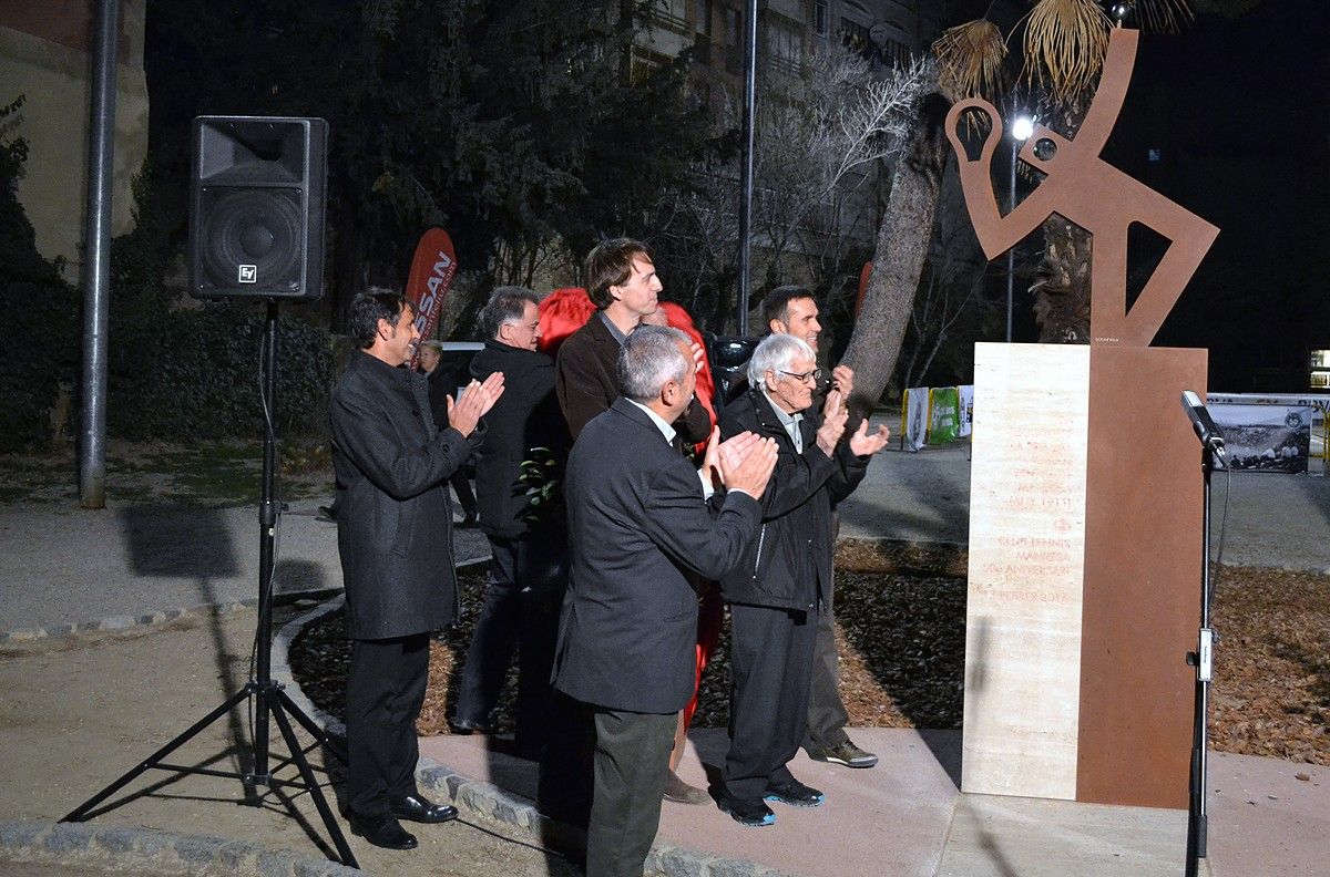 Autoritats i organitzadors aplaudeixen després de descobrir l'escultura
