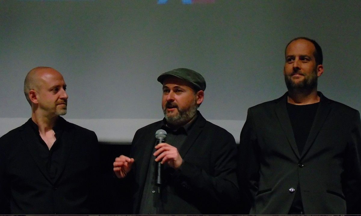 Esteve Soler, David Torras i Gerard Quinto durant la presentació de «7 raons per fugir» al Kursaal