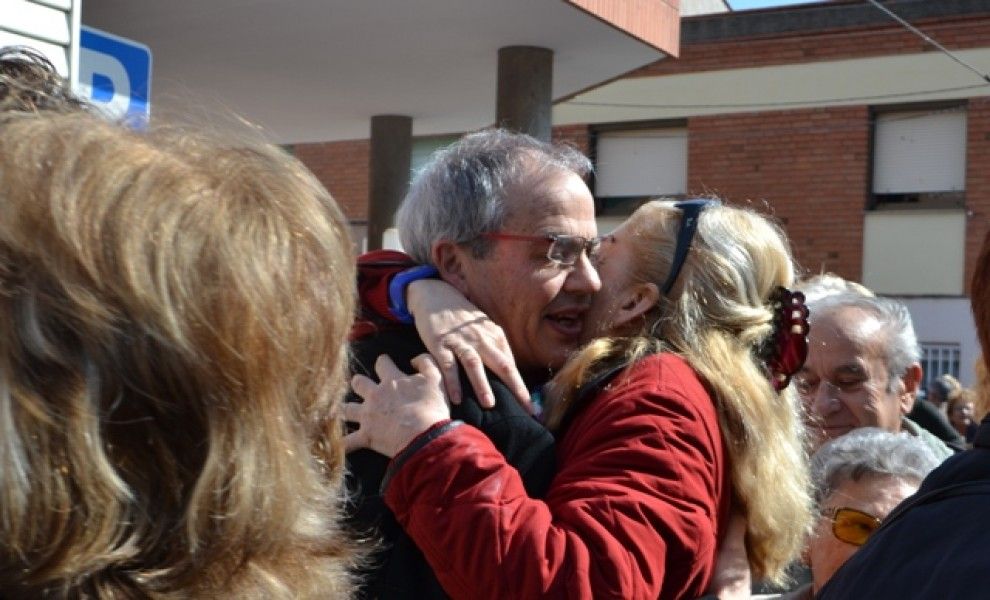 Emilio Viudes és abraçat per una pacient.
