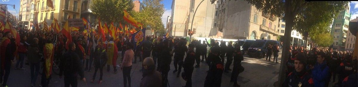 Manifestants espanyolistes a l'esquerra i antifeixistes a la dreta a Sant Domènec, el passat 12 de novembre