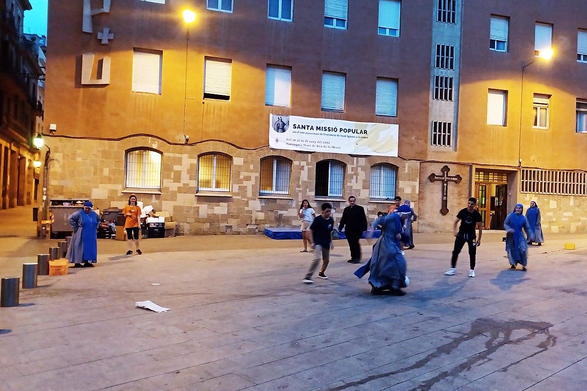 Monges de l'Institut de Servidores jugant a futbol a la plaça Valldaura