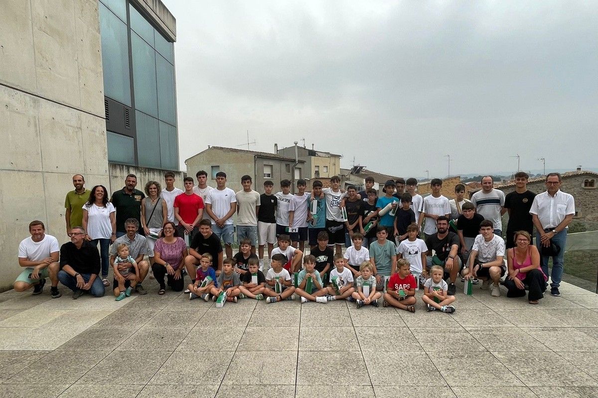 Foto de grup dels esportistes de Sant Fruitós reconeguts per l'Ajuntament