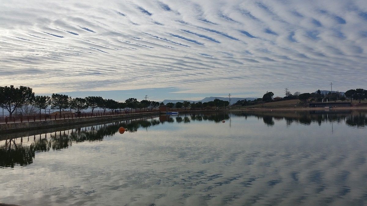 El cel reflectit a l'aigua del Parc de l'Agulla