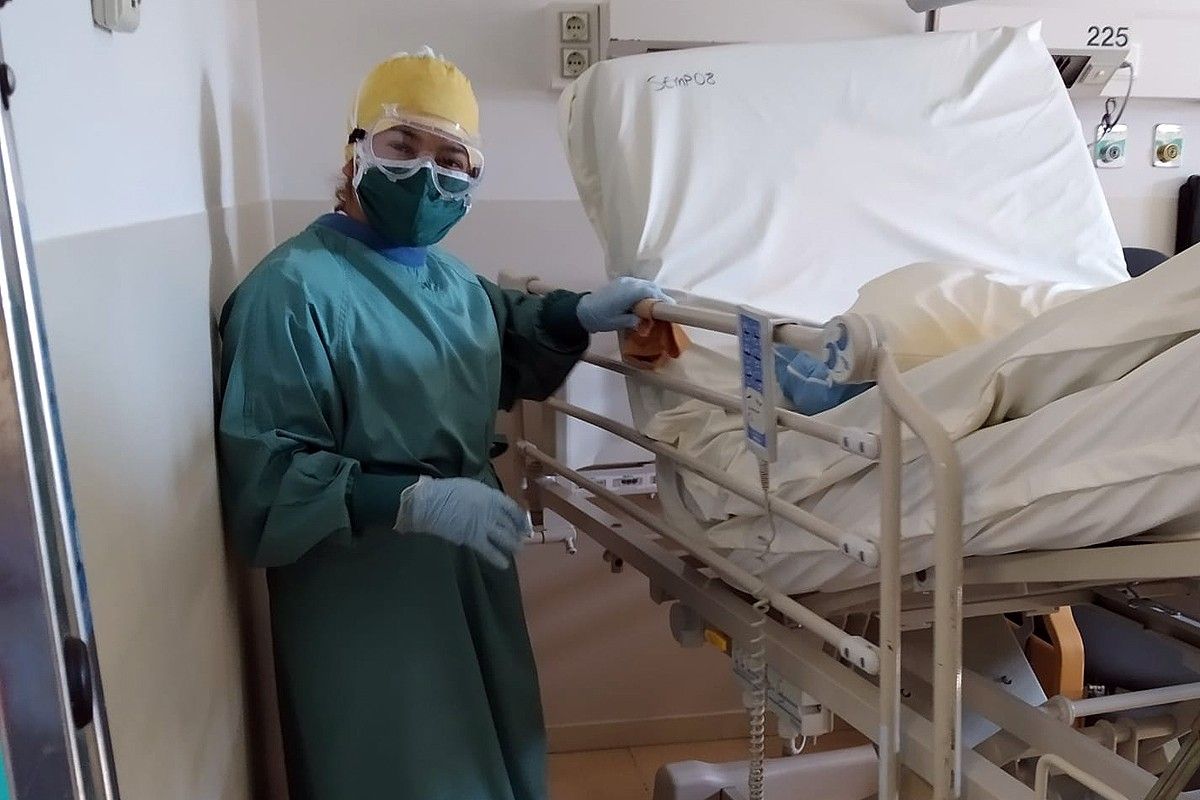 Una professional de Sant Andreu Salut desinfecta una habitació després que ja no tingui pacients Covid-19