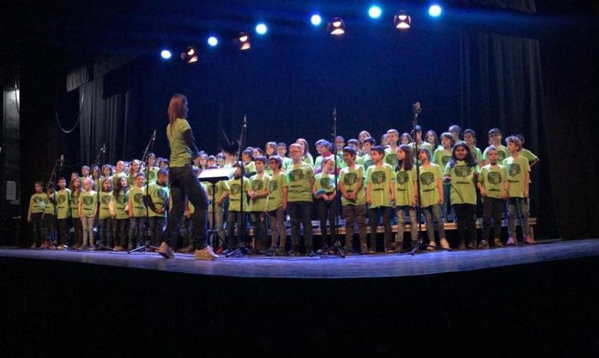 Imatge de la cantata que els alumnes de les escoles Vedruna i Barnola han ofert a Avinyó