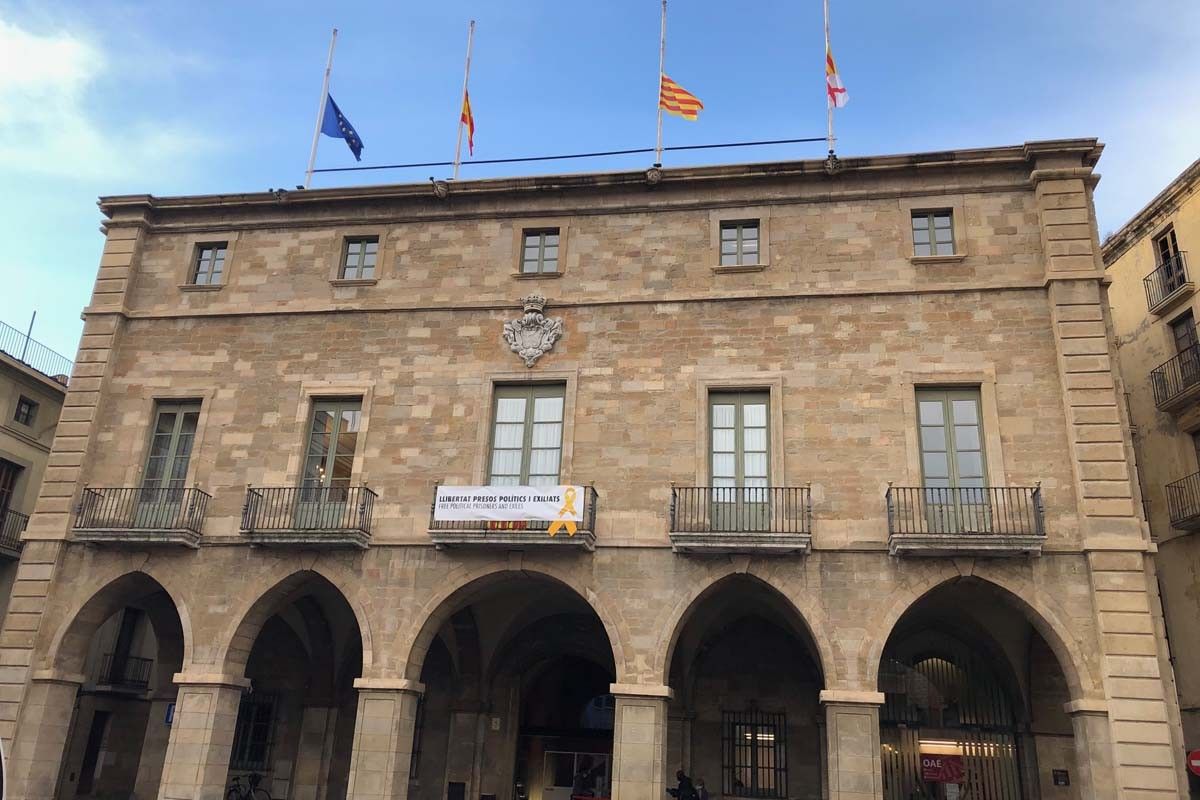 Ajuntament de Manresa amb les banderes a mig pal