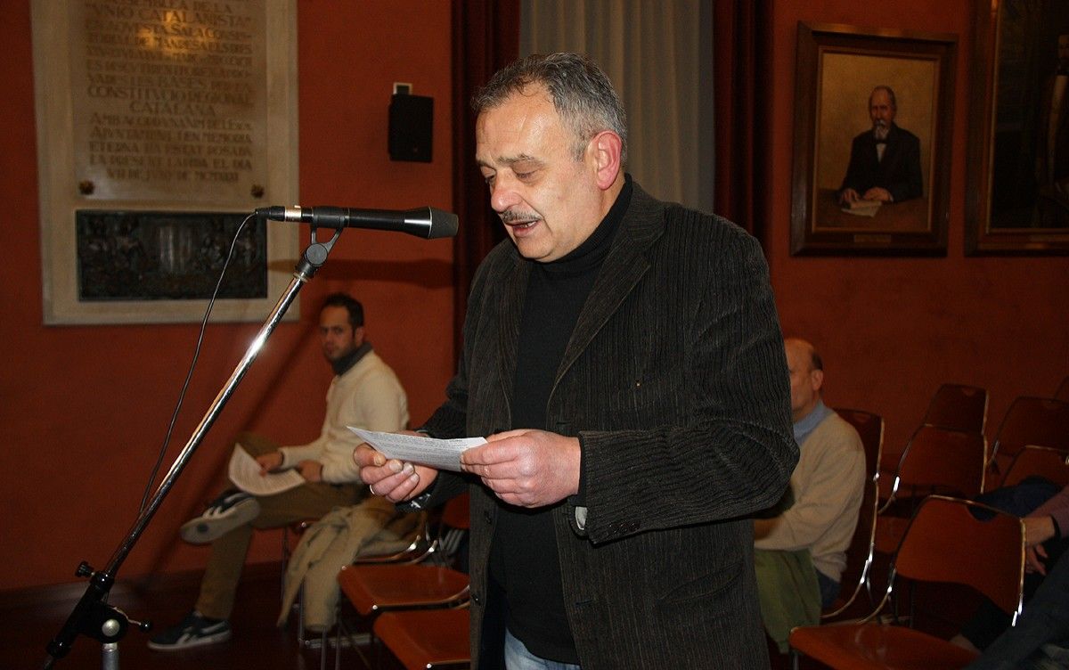 El director tècnic de l'empresa Eternam Serveis Funeraris, Aureli Sánchez, durant la seva intervenció al ple de Manresa