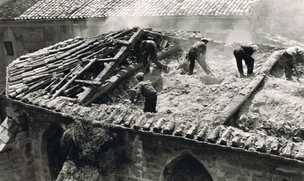 Un grup de gent damunt la teulada de l'església de Sant Miquel, enderrocada durant la Guerra Civil