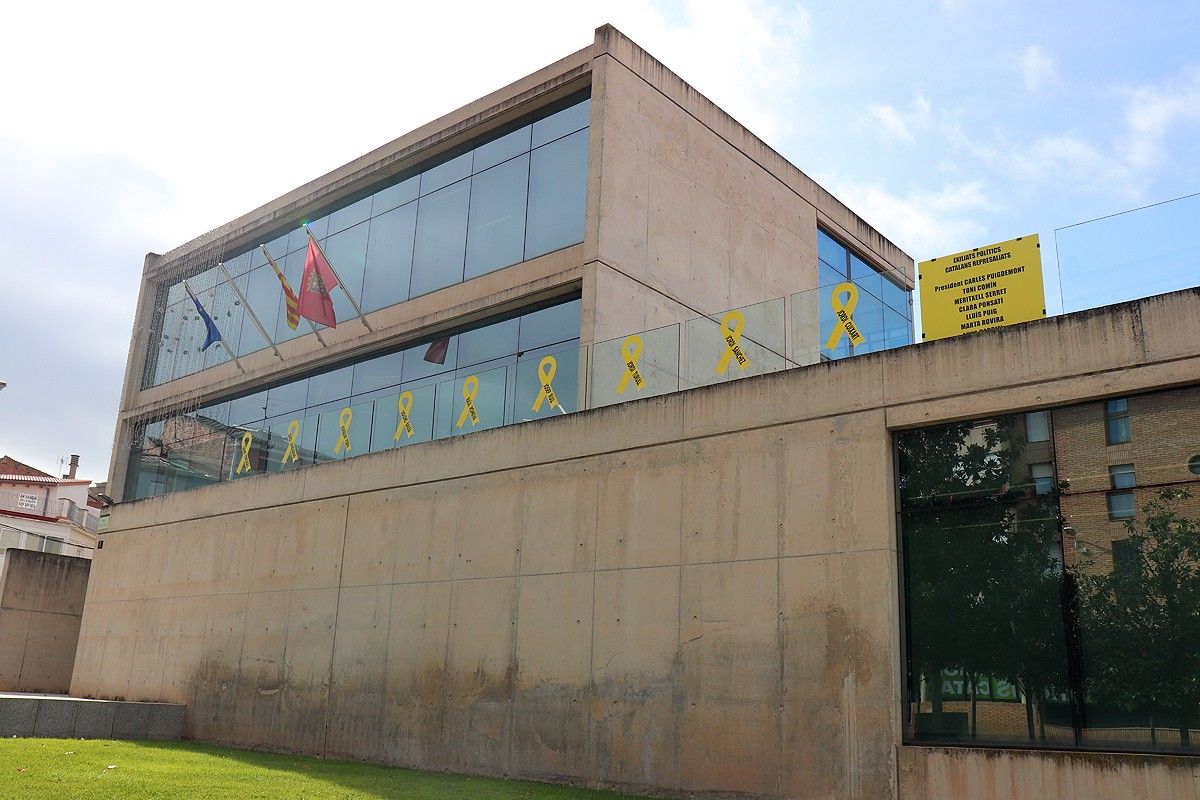 Llaços grocs a l'Ajuntament de Sant Fruitós