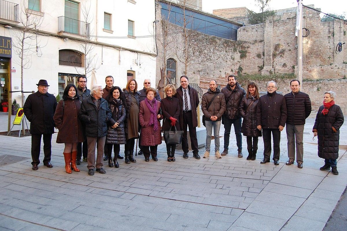 Membres del govern municipal amb veïns i comerciants a la plaça Europa