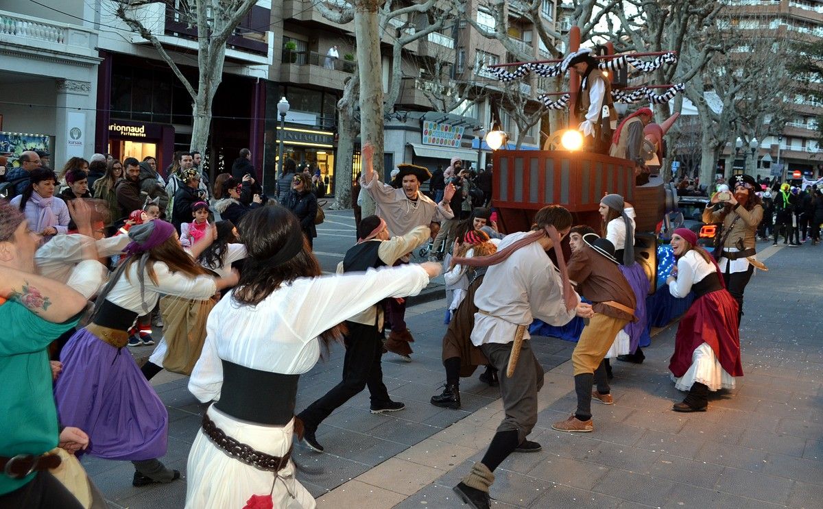 Una de les comparses, la dels pirates, han aportat música, ball i escenificació a la Carnavalada