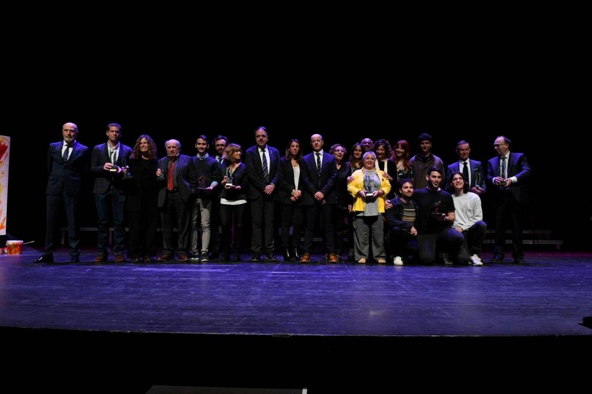 Foto de família dels guardonats amb els Premis Regió7, acompanyats per l'alcalde de Manresa, el director del rotatiu i la consellera Budó