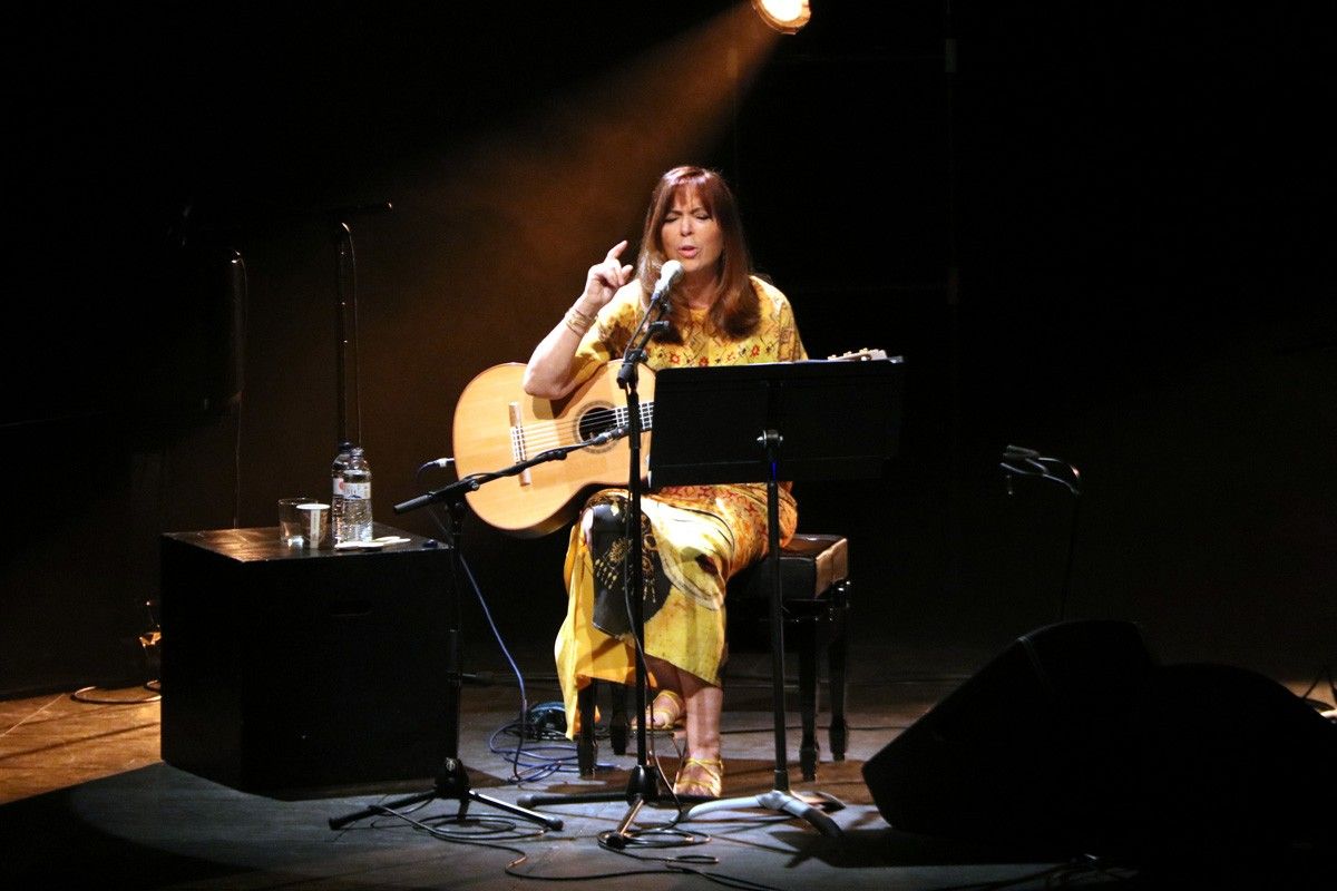 Maria del Mar Bonet en un moment del concert al Kursaal durant la Fira Mediterrània