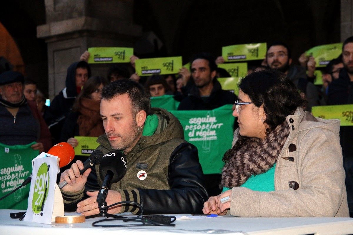 El regidor de la CUP de Manresa, Jordi Garcés, i l'advocada i membre d'Alerta Solidària Eva Pous