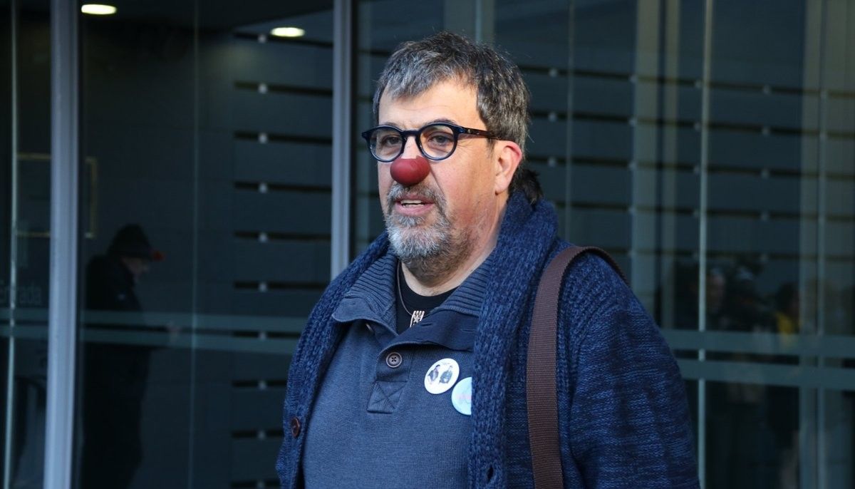 Jordi Pesarrodona, sortint dels jutjats de Manresa amb un nas de pallasso