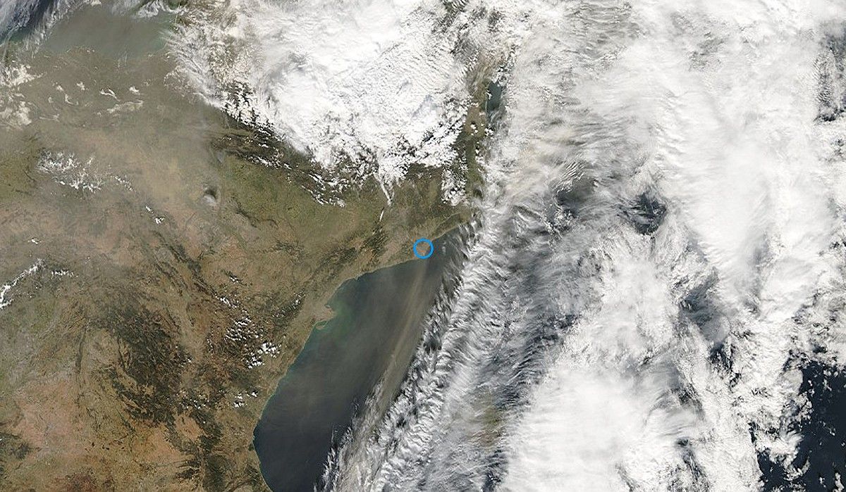 Imatge de satèl·lit on s'aprecia la pols en suspensió