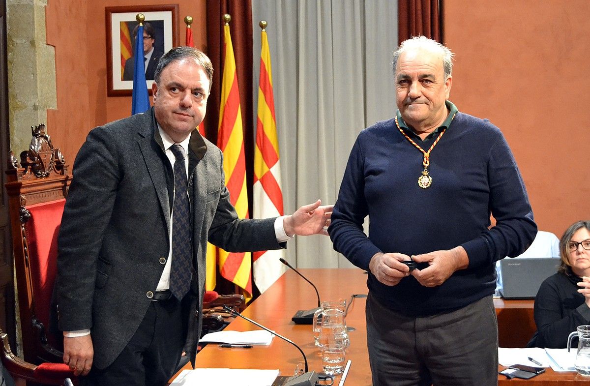 El regidor Ton Sierra rep la medalla i el pin de regidor de mans de l'alcalde Valentí Junyent
