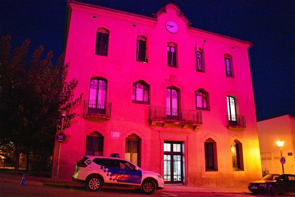 Façana de l'Ajuntament de Súria de color rosa