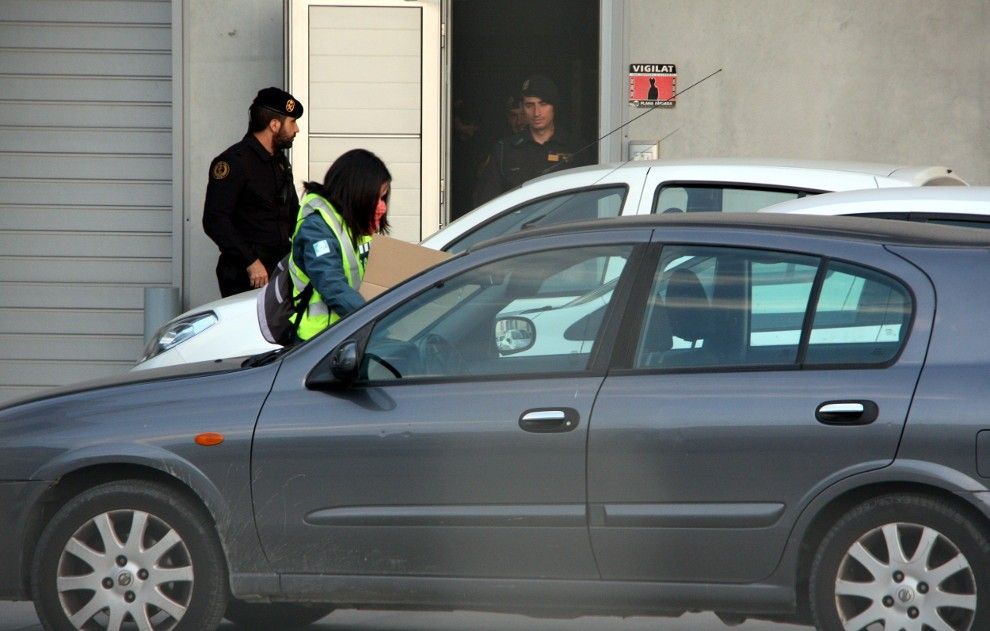 Agents de la Guàrdia Civil surten de Grup Soler l'octubre de 2015
