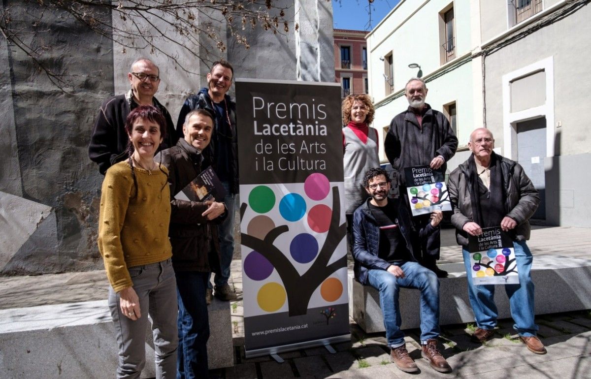 Foto de família d'uns quants dels membres de cada entitat que participa en els Premis Lacetània 2019