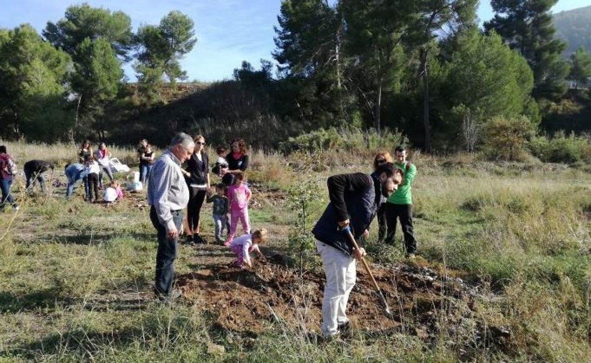 Veïns i escolars suriencs durant la plantació popular d'arbres autòctons a l'entorn de la Riera del Tordell