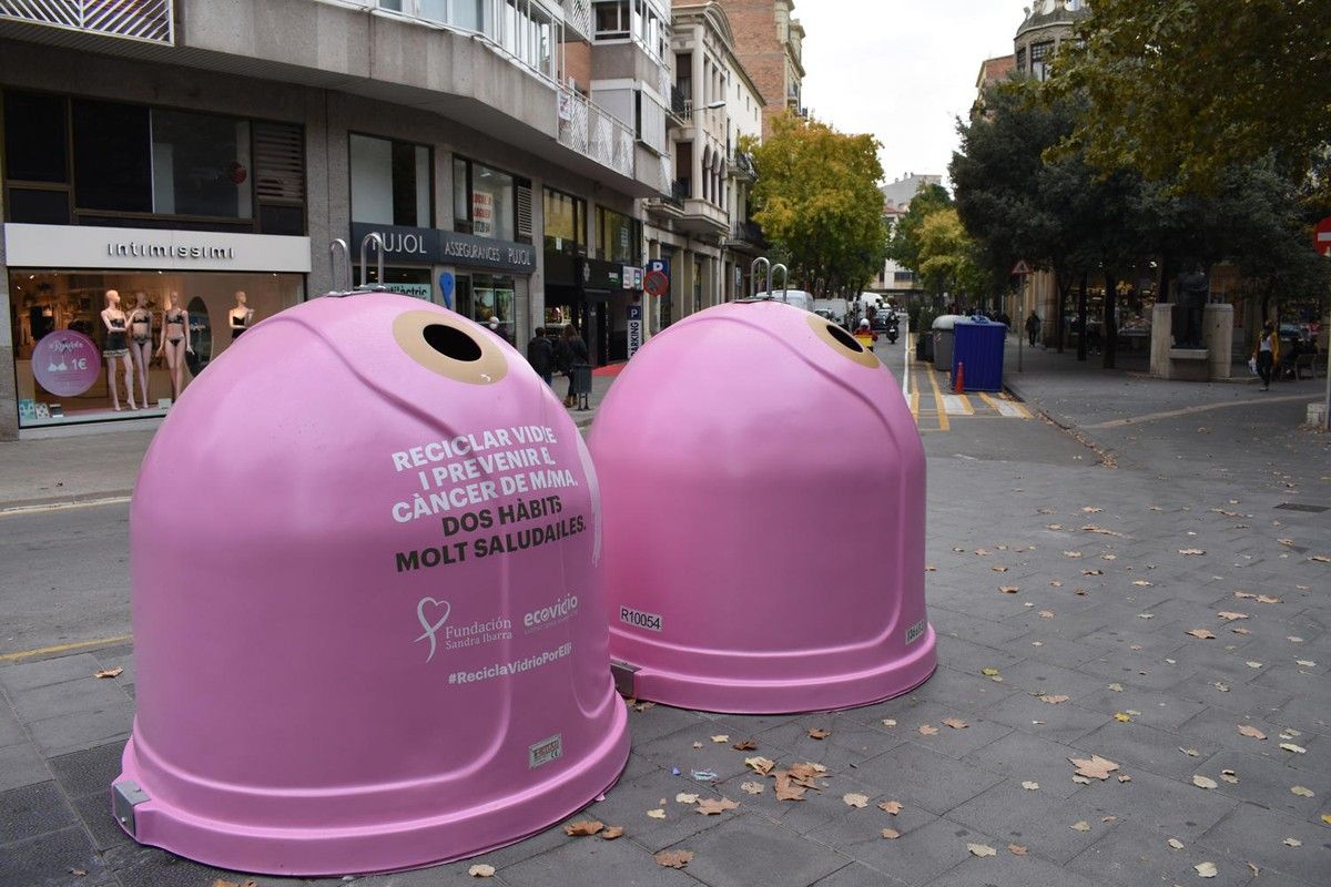 Contenidors de vidre rosa per conscienciar sobre el càncer de mama