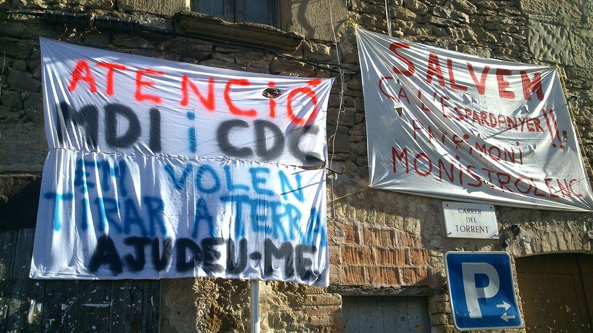 Pancartes en contra de l'enderrocament de ca l'Espardanyer a Monistrol de Calders
