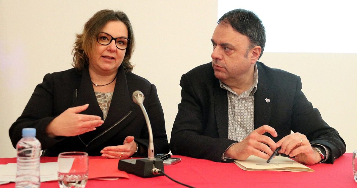 La primera tinent d'alcalde, Mireia Estefanell, i l'alcalde de Manresa, Valentí Junyent, durant l'atenció als mitjans de comunicació 