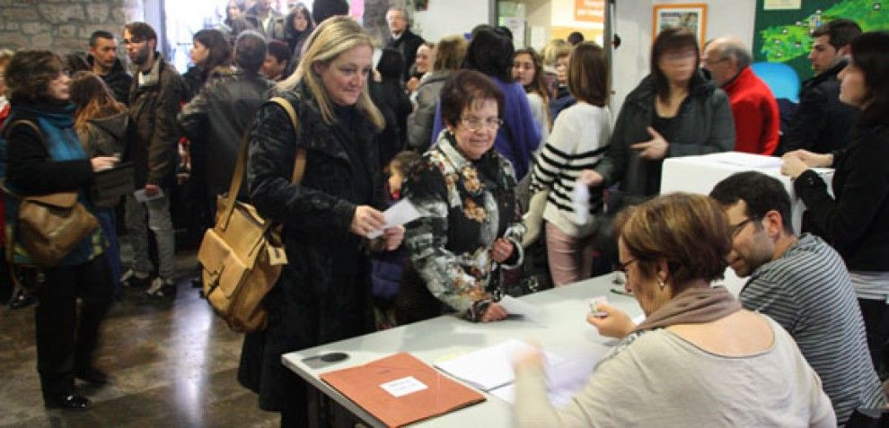 Gent fent cua per votar a Moià en la consulta sobre la creació de la comarca del Moianès.
