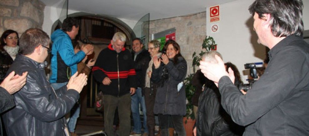 L'alcalde de Moià, Dionís Guiteras (en primer terme a la dreta), aplaudeix l'alcalde de l'Estany, Salvador Tresserra, quan aquest arriba a la seu del consorci del Moianès.
