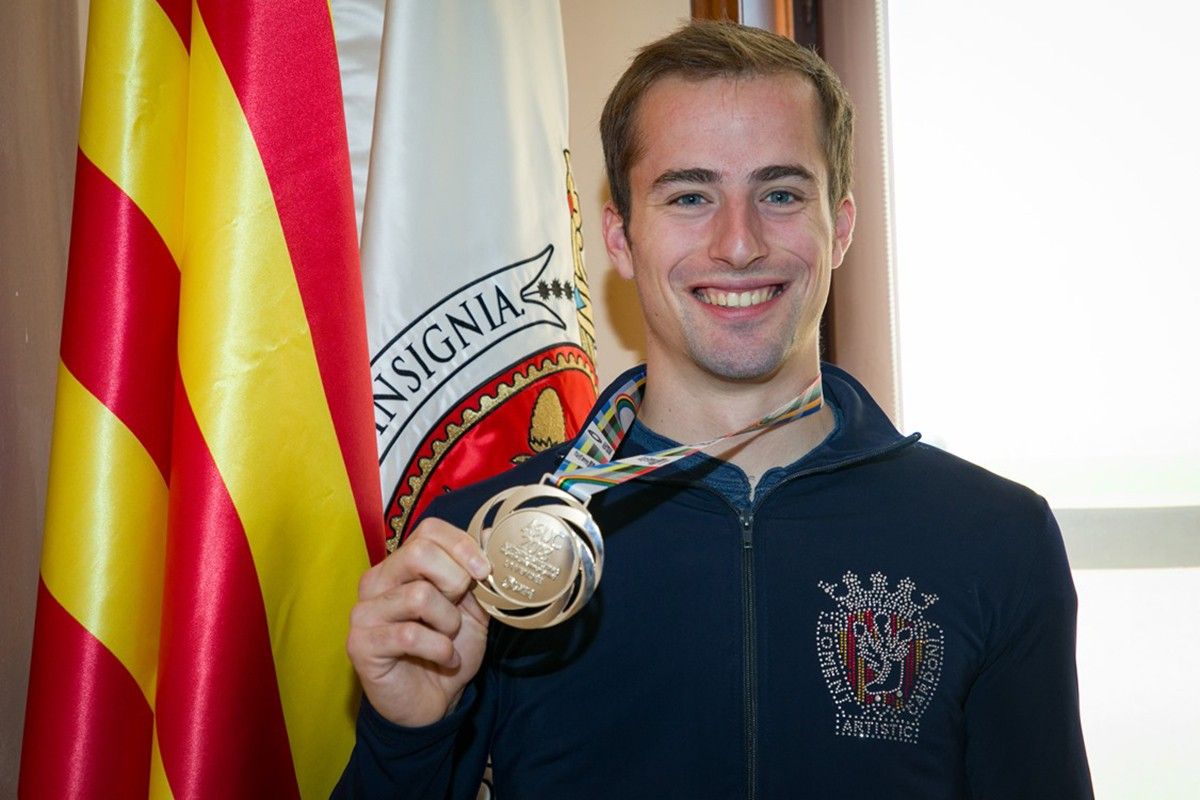 Pere Marsinyach mostrant la medalla de subcampió del món