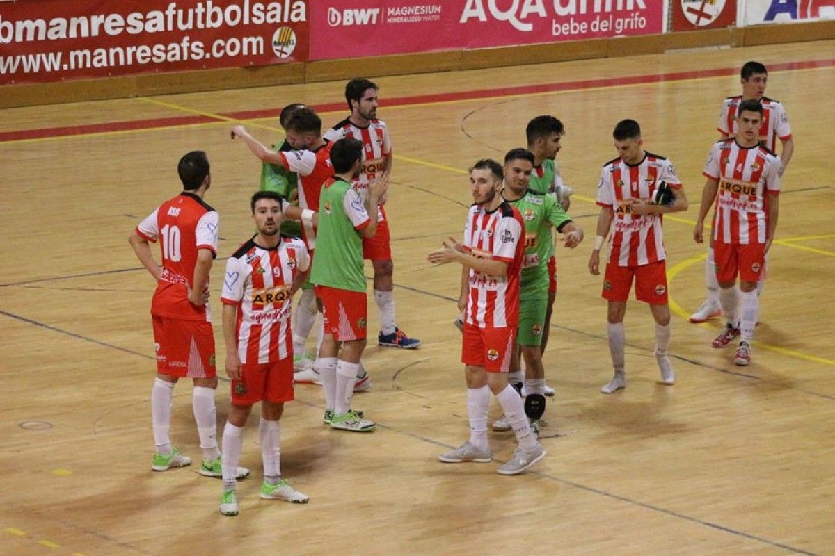 Els jugadors del Manresa FS al final d'un partit