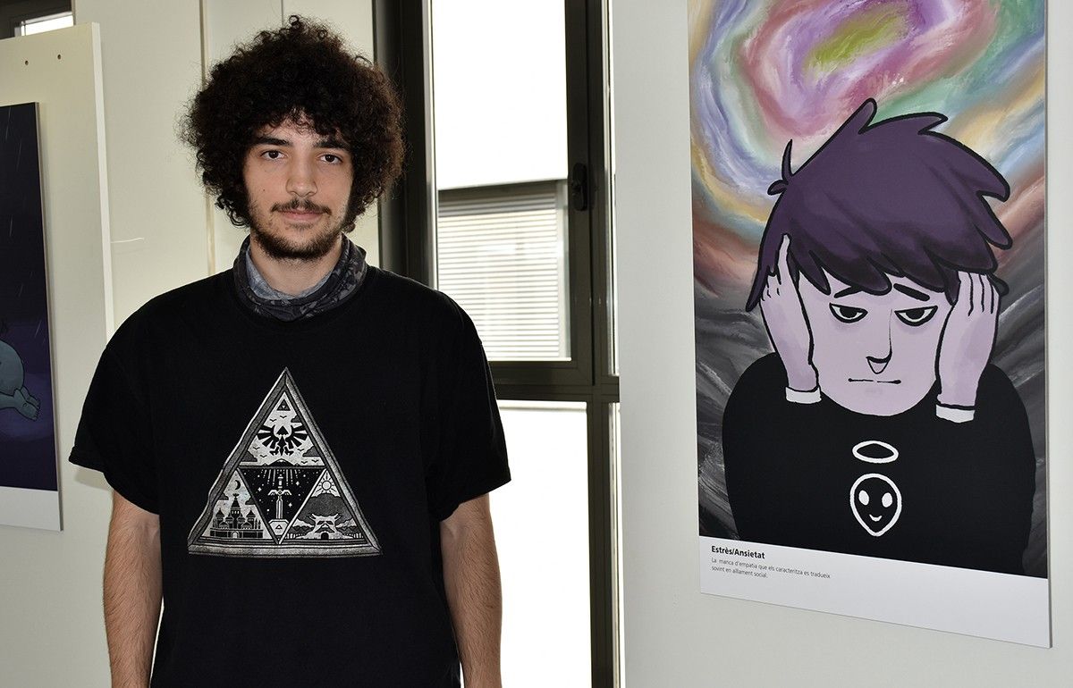 Oriol Martín al costat d'una il·lustració seva sobre l'Asperger