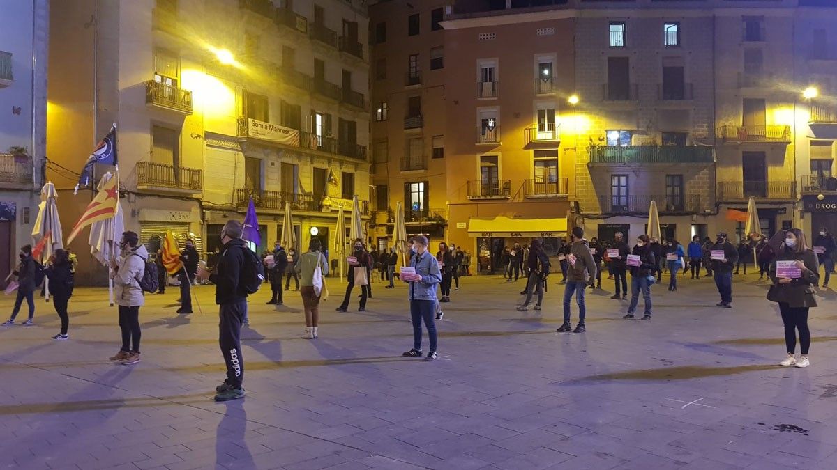 Concentració contra el toc de queda a la plaça Major de Manresa
