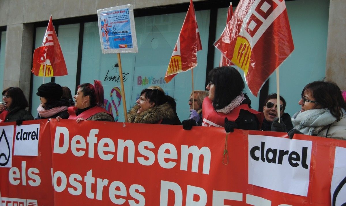 Treballadores de Clarel manifestant-se al carrer Vilanova de Manresa
