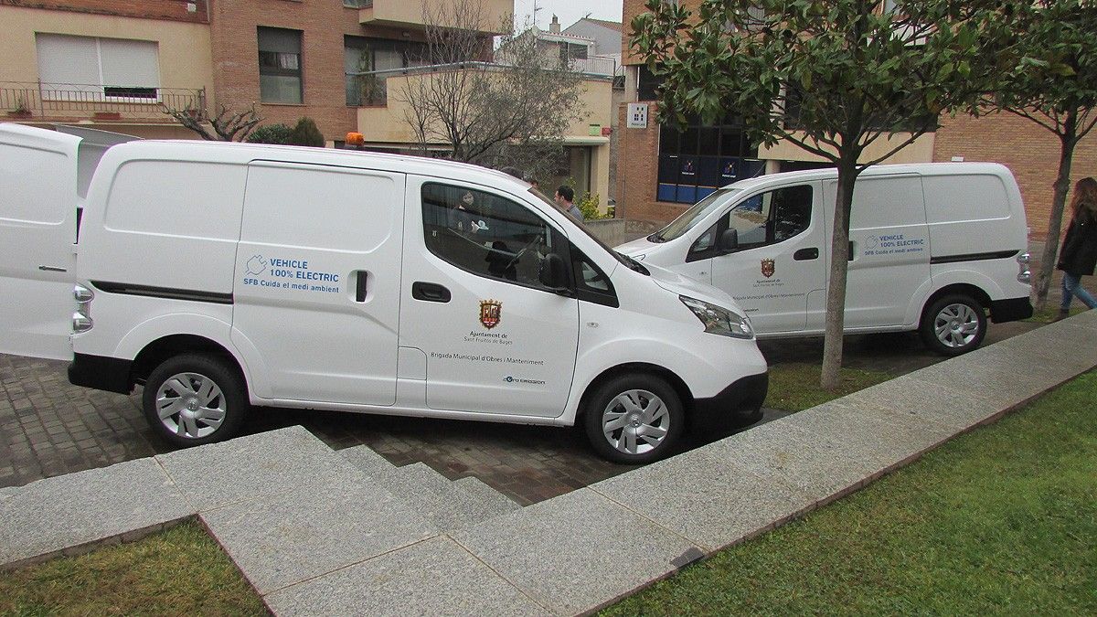 Dos dels vehicles elèctrics que ha adquirit l'Ajuntament de Sant Fruitós