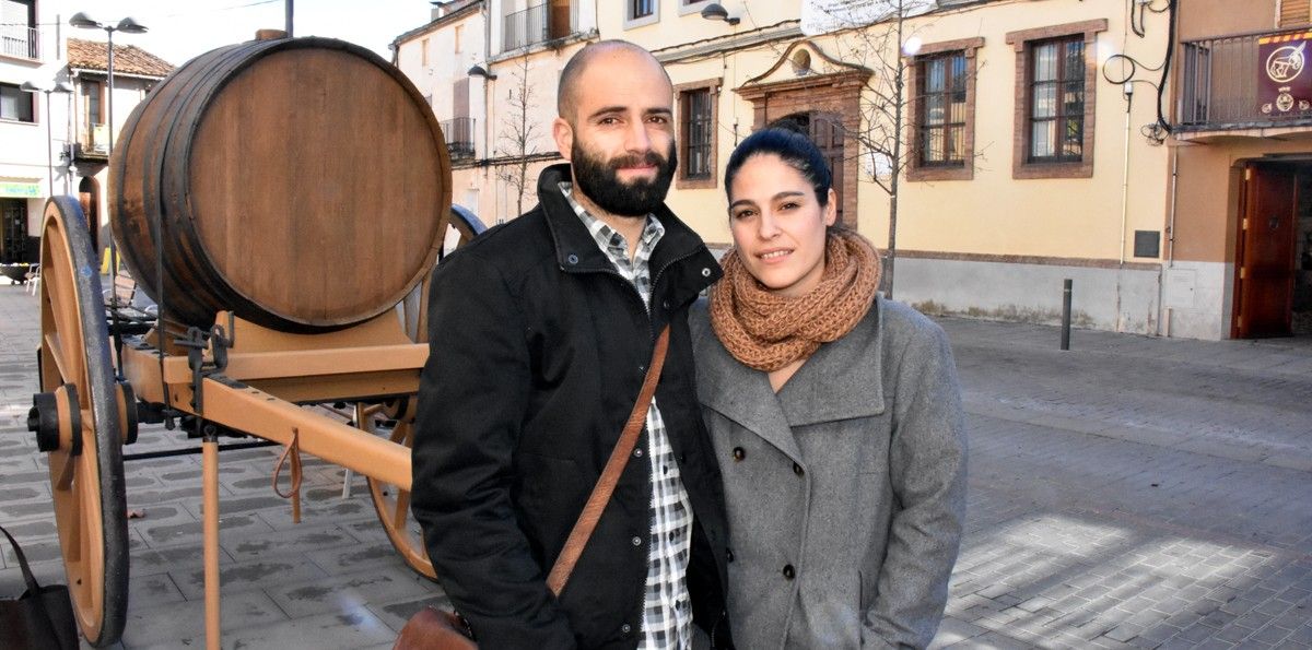 Els núvis reals de la festa dels Traginers, Jordi Selgas i Núria Gómez, davant el restaurat Carro de la Bota