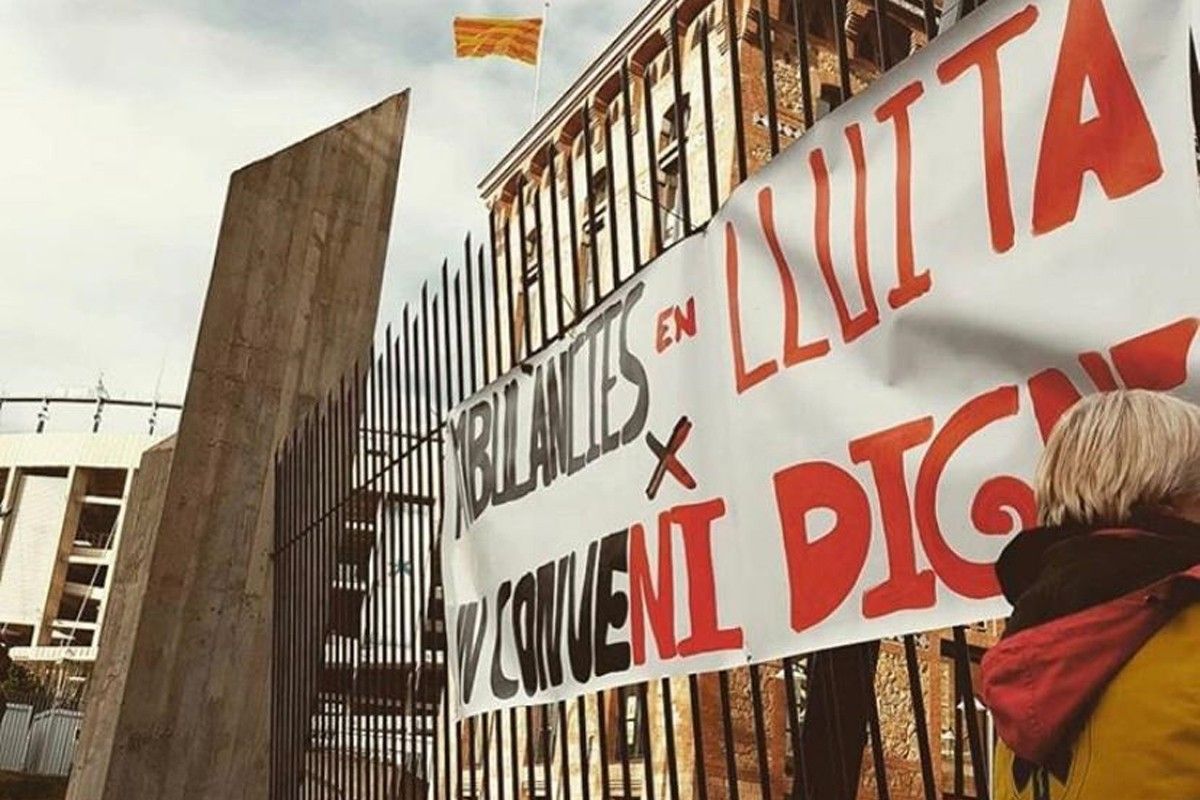 Pancarta dels treballadors de transport sanitari a Barcelona