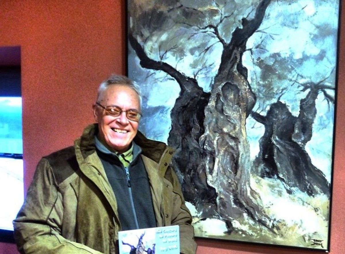 Ernest Descals juntament amb la seva obra guanyadora, 'Oliveres'