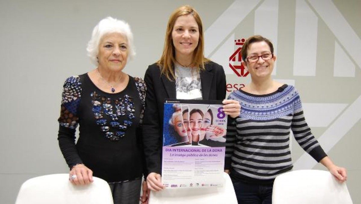 Montse Roldán, Cristina Cruz i Carme Batista durant la presentació dels actes del Dia de la Dona