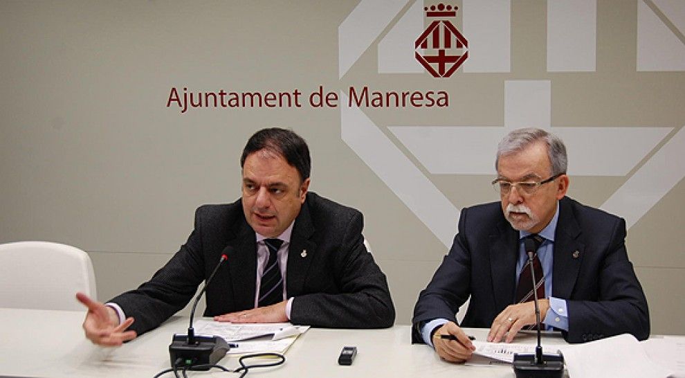 Valentí Junyent i Josep Maria Sala durant la presentació de la liquidació del pressupost municipal de 2014.