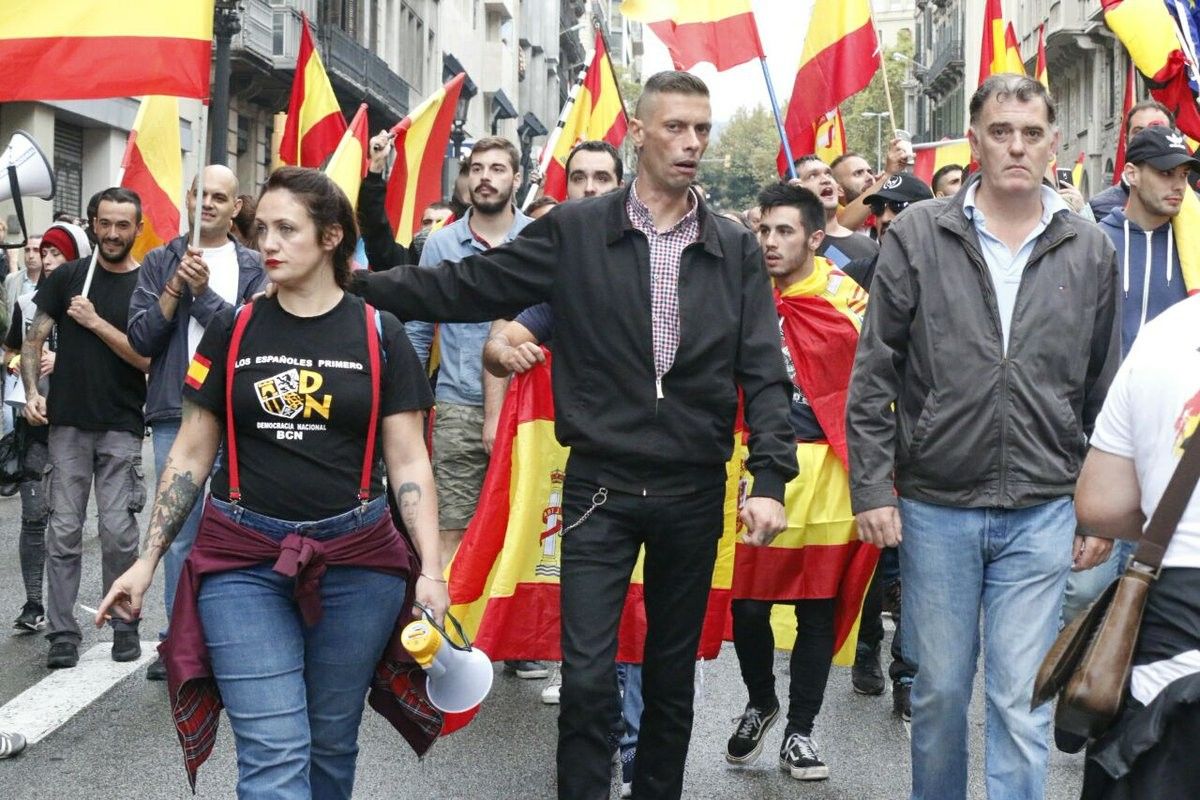 Manifestació de membres de Democracia Nacional, amb el seu cap, Albert Bruguera, al centre