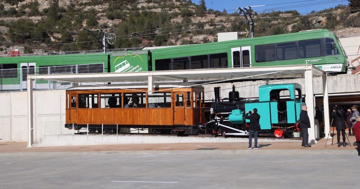 Imatge de la restaurada locomotora de vapor Monistrol, juntament amb el cotxe saló per a viatgers especials i visites d'autoritats 