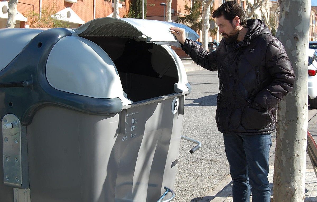 El regidor Jordi Serracanta amb els nous contenidors