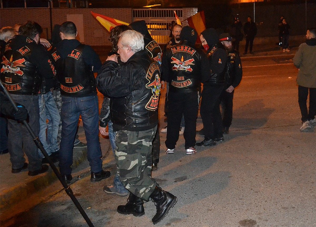 Membres dels Rebels poc abans de l'inici de la manifestació a Balsareny